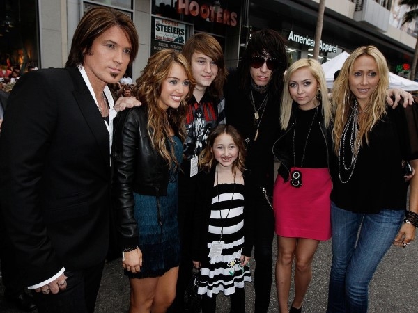 
	
	Billy Ray Cyrus - ba của Miley Cyrus - là một nghệ sĩ nhạc đồng quê rất nổi tiếng với ca khúc Achy Breaky Heart. Chính vì vậy, cả Miley, anh trai và em gái của cô cũng thừa hưởng được niềm đam mê với âm nhạc. Nếu như Miley đã quá nổi tiếng với sự nghiệp ca hát và diễn xuất thì anh trai cô - Trace - là tay guitar của ban nhạc Metro Station. Không chỉ vậy, cô em gái Noah Cyrus cũng đang tập tành tiếp bước gia đình vào lĩnh vực âm nhạc.